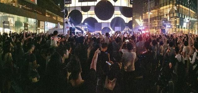 京彩湘莲带来快乐无界，湘潭快闪点亮三里屯街头气氛